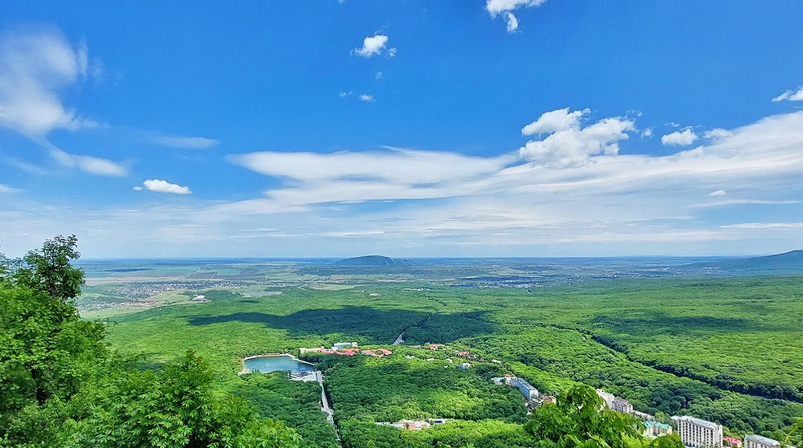 Панорама лесов и гор Кавказских Минеральных Вод у Железноводска